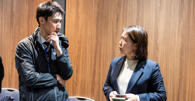 松山氏はユーグレナの植村氏（右）から社会を救う起業家としての心構えの大切さを学んだ